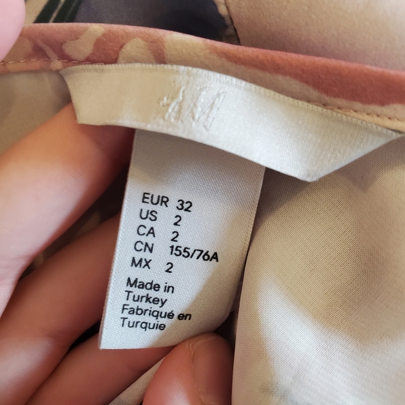 H&M Satin Floral Wrap Shall - Picture 9 of 9